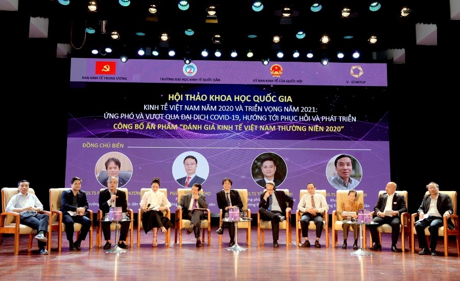 Các chuyên gia tham gia phiên thảo luận về chủ đề kinh tế Việt Nam năm 2020 và triển vọng kinh tế năm 2021 tại Hội thảo Khoa học Quốc gia: Kinh tế Việt Nam năm 2020 và triển vọng năm 2021: “Ứng phó và vượt qua đại dịch COVID-19, hướng tới phục h