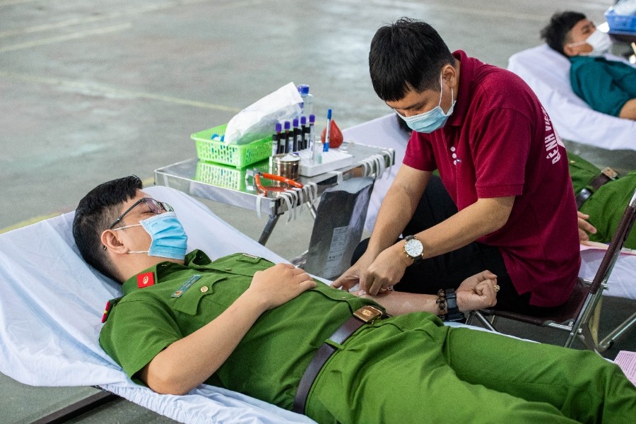 Chiến sĩ Công an thành phố Kon Tum tham gia hiến máu. Ảnh: ĐT