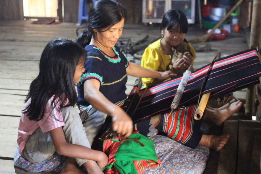 Nhờ bà Y Hlạng mà nghề dệt thổ cẩm truyền thống ở Măng Ri được giữ gìn và phát triển. Ảnh: V.T