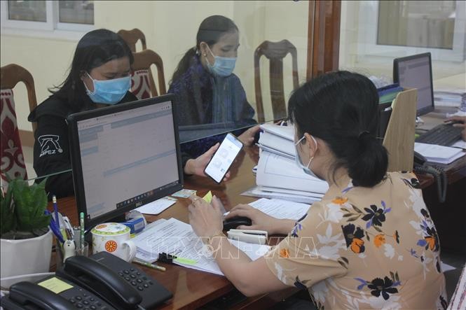 Bảo hiểm xã hội tỉnh Kon Tum chi trả Quỹ Bảo hiểm thất nghiệp cho người lao động. Đến chiều 14/10, đơn vị đã chi trả cho 1.858 người lao động với số tiền gần 4,6 tỷ đồng.