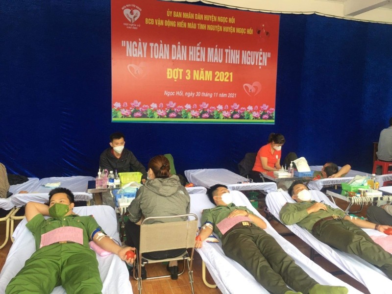 Lực lượng vũ trang, đoàn viên thanh niên tham gia hiến máu tình nguyện. Ảnh: VT