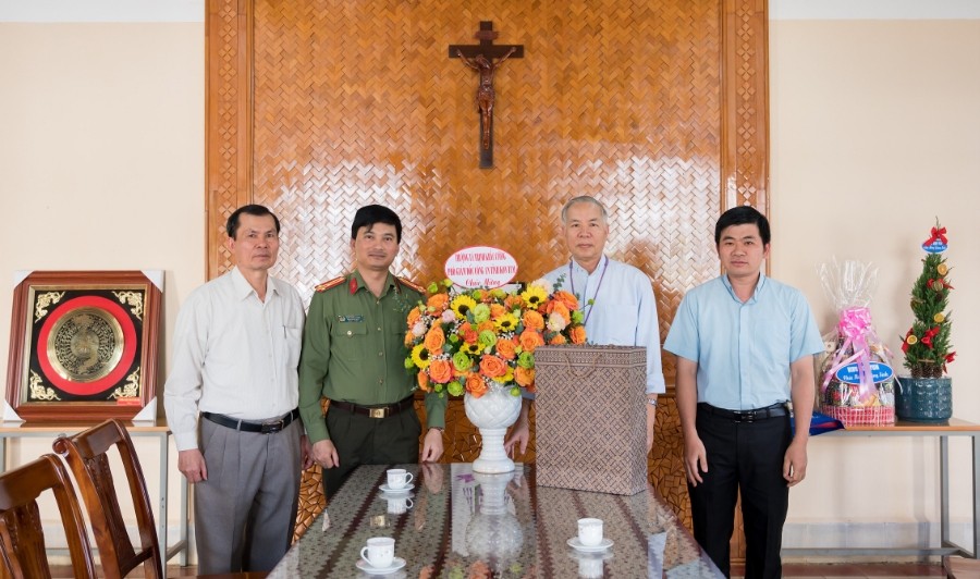 Đ/c Thượng tá Trịnh Khắc Cường tặng quà Giám mục Nguyễn Hùng Vị