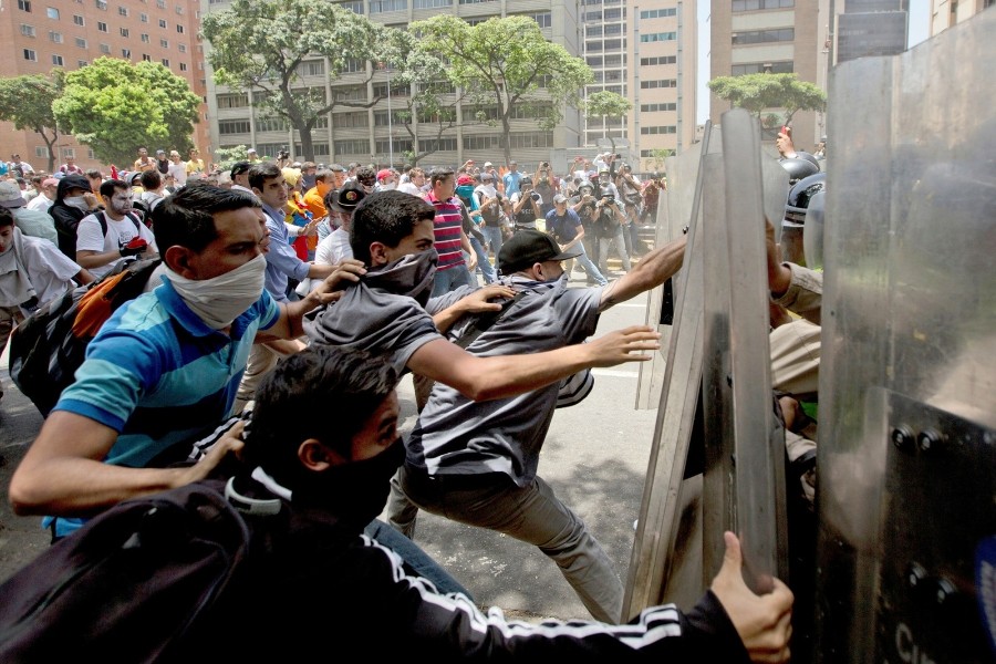 Biểu tình chống chính phủ đụng độ với cảnh sát chống bạo động trong cuộc biểu tình ở Caracas, Venezuela năm 2017) _Nguồn: nytimes.com