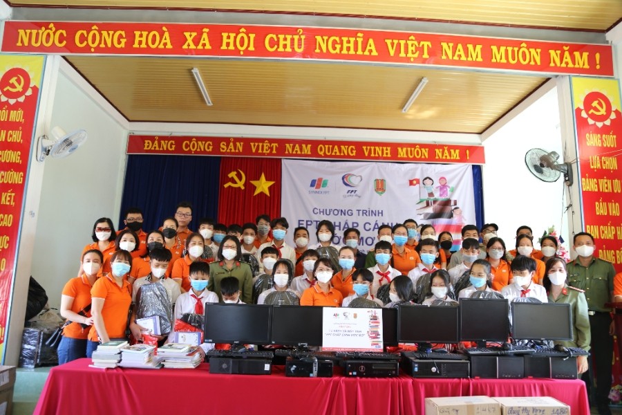 Đoàn tiến hành trao tặng 20 bộ máy vi tính và 01 Thư viện sách tại điểm trường TH-THCS Nguyễn Du (Xã Ia Dom, huyện Ia H’Drai)