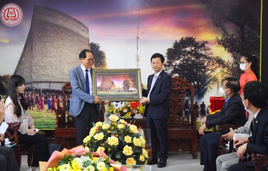 Đồng chí Bí thư Tỉnh ủy tặng quà lưu niệm cho Ngài Park Noh-wan