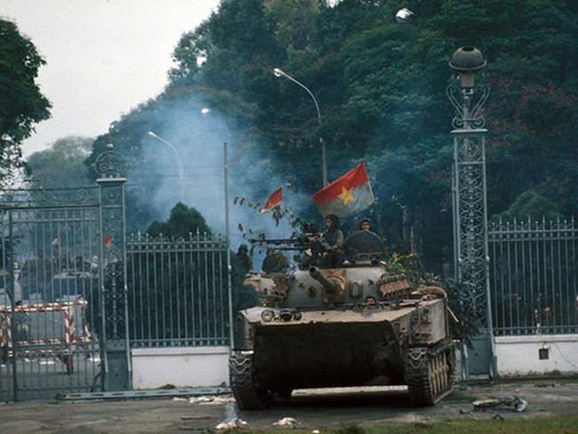 Xe tăng quân Giải phóng tiến vào Dinh Độc Lập. (Ảnh: Điện ảnh Quân đội nhân dân)