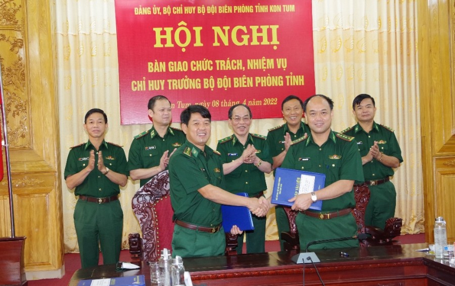 Trung tướng Đỗ Danh Vượng chứng kiến Đại tá Dương Thế Võ và Thượng tá Lê Quốc Việt ký văn bản bàn giao chức trách nhiệm vụ