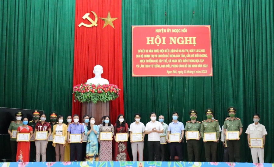 Khen thưởng các tập thể, cá nhân có thành tích tiêu biểu trong học tập và làm theo tư tưởng, đạo đức, phong cách Hồ Chí Minh.
