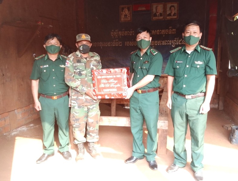 Đồn Biên phòng Sa Thầy tặng quà cho lực lượng bảo vệ biên giới Campuchia.