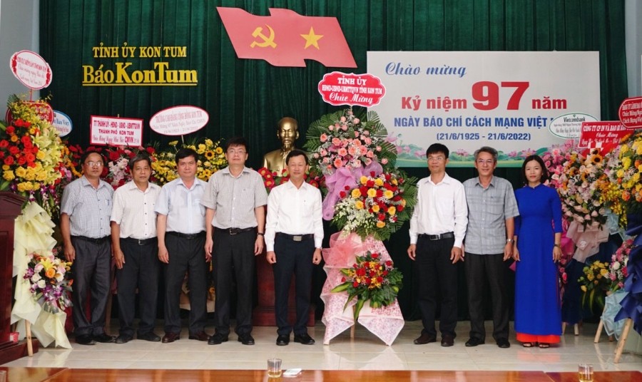 Lãnh đạo Tỉnh ủy - HĐND - UBND - Ủy ban MTTQ Việt Nam tỉnh tặng hoa chúc mừng Báo Kon Tum. Ảnh: VT