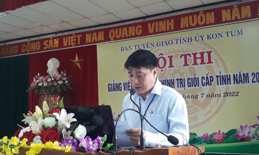 Đồng chí Huỳnh Quốc Huy – Uỷ viên Ban Thường vụ Tỉnh uỷ, Trưởng Ban Tuyên giáo Tỉnh uỷ, Trưởng ban Tổ chức Hội thi phát biểu tại Hội thi