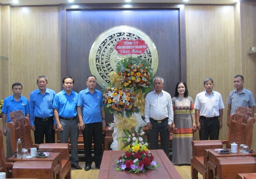 Lãnh đạo tỉnh tặng hoa chúc mừng Công đoàn tỉnh Kon Tum