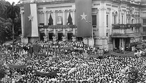 Cuộc mít-tinh phát động khởi nghĩa giành chính quyền do Mặt trận Việt Minh tổ chức tại Nhà hát lớn Hà Nội ngày 19/8/1945 (Ảnh: tư liệu - đăng trên website https://www.longan.gov.vn)