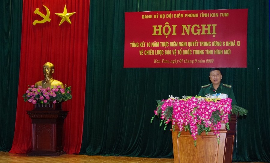 Đại tá Lê Minh Chính, Bí thư Đảng uỷ, Chính uỷ BĐBP tỉnh phát biểu tại hội nghị
