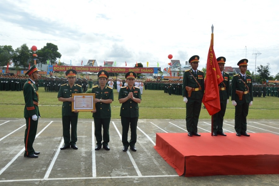 Thừa uỷ quyền của Chủ tịch nước, Thiếu tướng Phạm Trường Sơn, Phó Tổng tham mưu trưởng Quân đội nhân dân Việt Nam gắn Huân chương lên lá cờ Quyết thắng của Sư đoàn