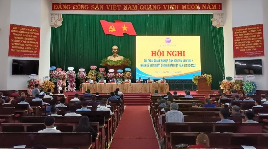 UBND tỉnh tổ chức Hội nghị đối thoại với doanh nghiệp lần 2 năm 2022 và Gặp mặt kỷ niệm 77 năm ngày Doanh nhân Việt Nam (13/10/1945 - 13/10/2022). (ảnh: kontum.gov.vn)