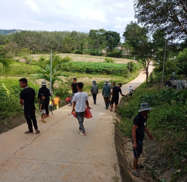 Bà con thôn Kon Jri Pen tham gia dọn vệ sinh đường làng, ngõ xóm