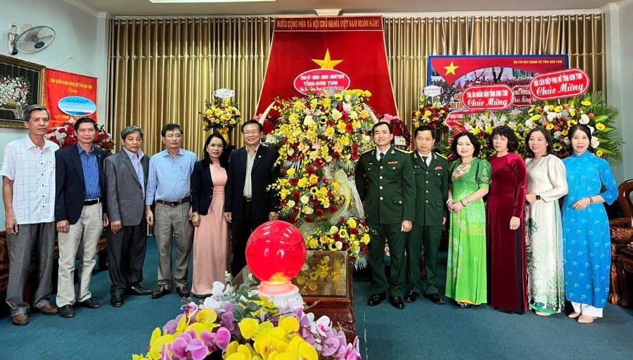 Đồng chí Phó Bí thư Tỉnh ủy Nguyễn Văn Hòa thăm, chúc mừng Bộ Chỉ huy Quân sự tỉnh. Ảnh: TVP