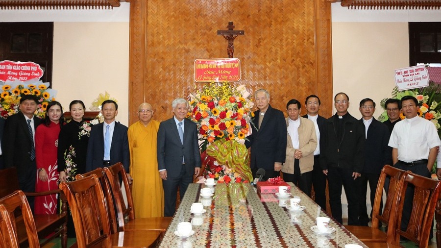 Đồng chí Đỗ Văn Chiến tặng lẵng hoa, quà chúc mừng đến Giám mục Nguyễn Hùng Vị và bà con công giáo tỉnh Kon Tum