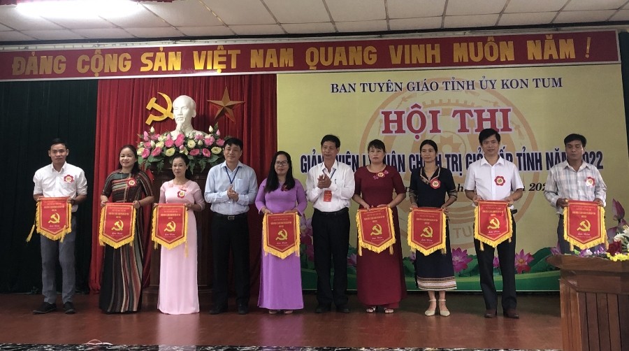 Lãnh đạo Ban Tuyên giáo Tỉnh ủy trao cờ lưu niệm cho các Đoàn tham gia Hội thi GVLLCT giỏi cấp tỉnh năm 2022