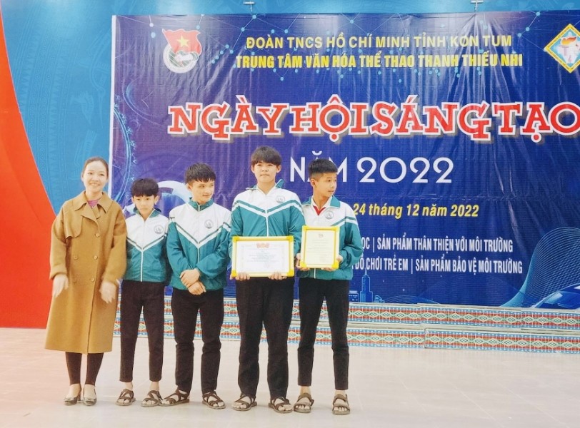 Giám đốc Trung tâm Võ Thị Hải trao giải Nhì tại Chung kết Cuộc thi
