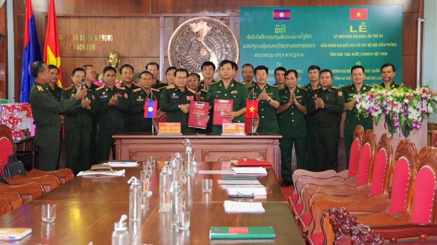 Lãnh đạo BĐBP tỉnh Kon Tum cùng với Lãnh đạo Bộ Chỉ huy Quân sự tỉnh Attapư, Lào ký kết văn bản phối hợp thực hiện