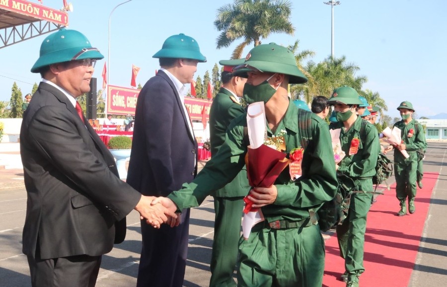 Chủ tịch UBND tỉnh cùng lãnh đạo Ủy ban MTTQ Việt Nam tỉnh, Bộ CHQS tỉnh  và huyện Đăk Hà động viên tân binh lên đường thực hiện NVQS