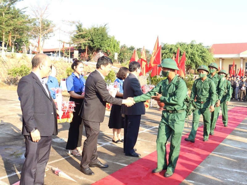 Lãnh đạo tỉnh và huyện tặng hoa động viên tân binh tại Lễ giao nhận quân