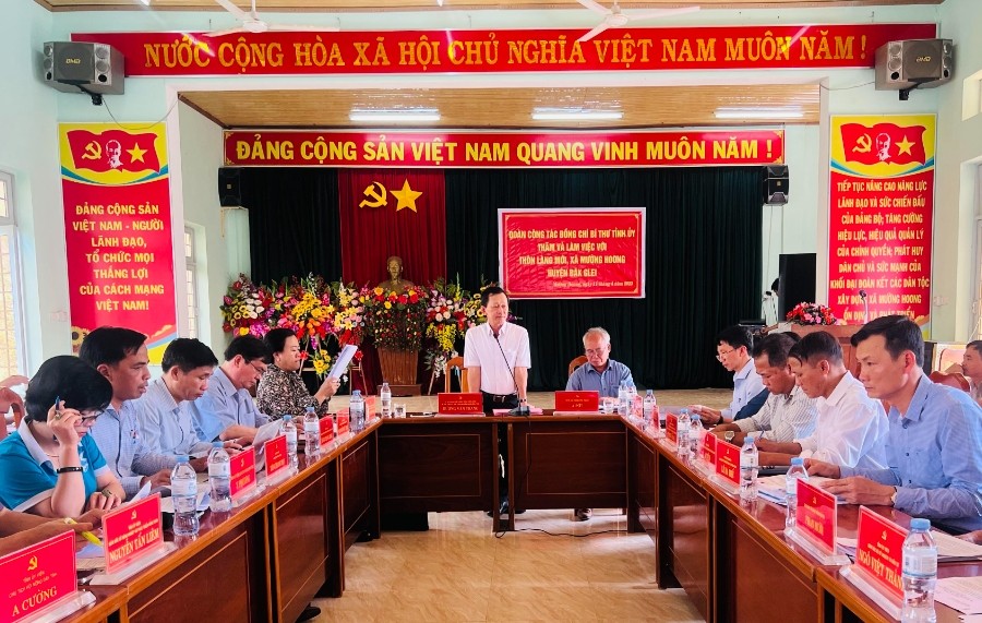 Quang cảnh Đoàn công tác của Tỉnh ủy làm việc với thôn Làng Mới, xã Mường Hoong, huyện Đăk Glei. Ảnh: TVP