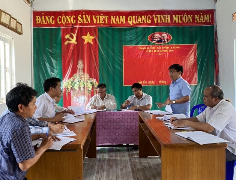 Đồng chí Phó Bí thư Thường trực Huyện uỷ dự sinh hoạt chi bộ thôn Đăk Ôn