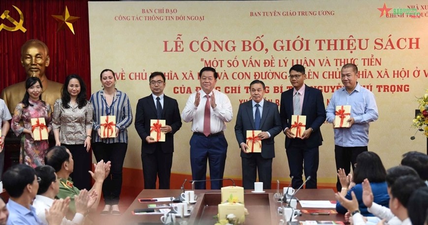 Đồng chí Nguyễn Trọng Nghĩa trao sách tặng các đại biểu.