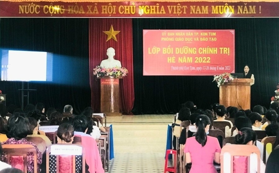 Phòng GD&ĐT thành phố Kon Tum phối hợp với Ban Tuyên giáo Thành ủy, Trung tâm Chính trị thành phố tổ chức chương trình bồi dưỡng chính trị hè năm 2022.
