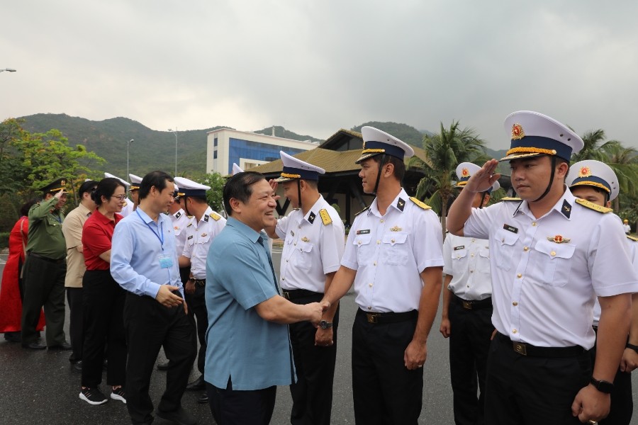 Đồng chí Lại Xuân Môn, Ủy viên Trung ương Đảng, Phó Trưởng ban Thường trực Ban Tuyên giáo Trung ương thăm hỏi các chiến sỹ ở huyện đảo Trường Sa, Khánh Hòa.