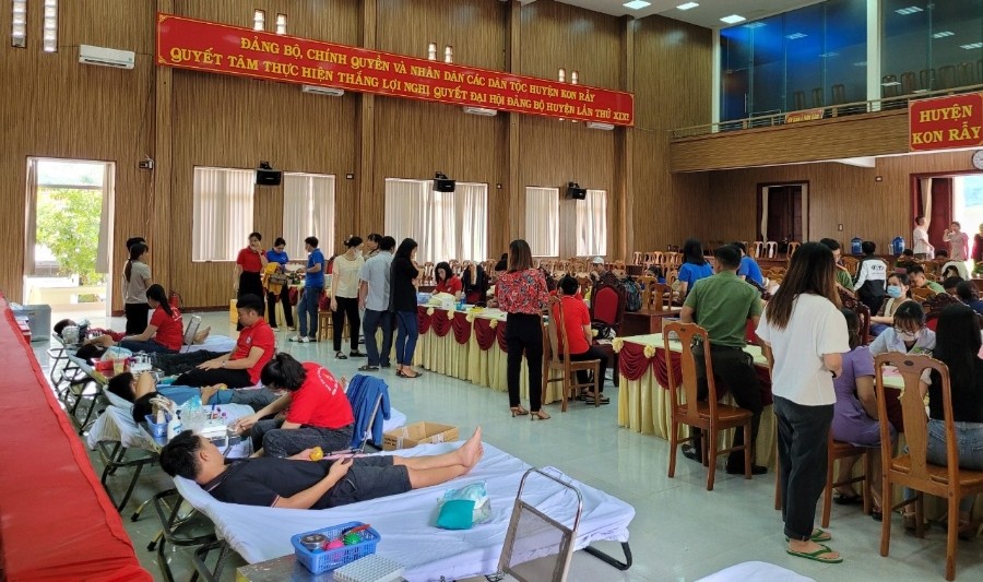 Quang cảnh tình nguyện viên tham gia hiến máu