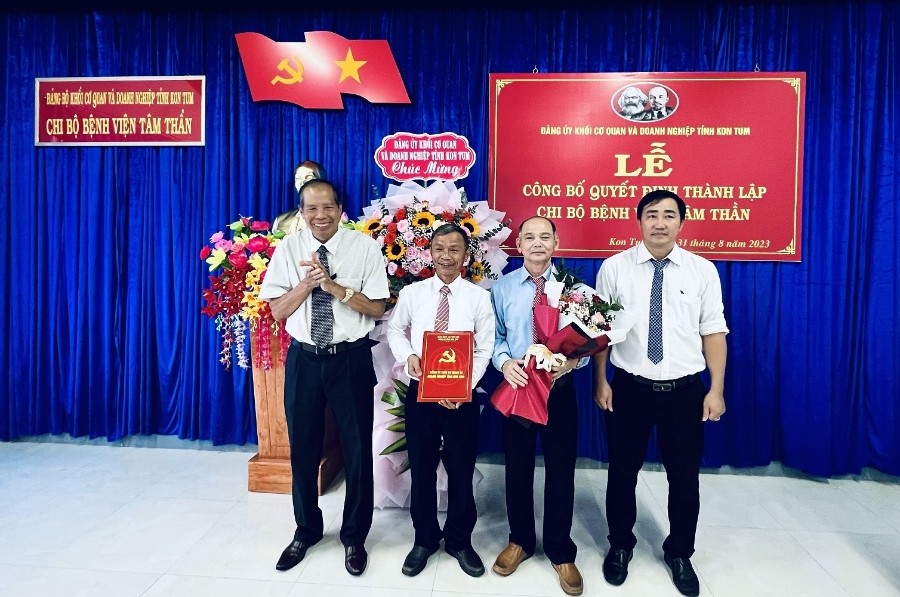Đồng chí Phó Bí thư Thường trực Đảng ủy Khối CQ và DN tỉnh trao Quyết định và tặng hoa chúc mừng Chi bộ