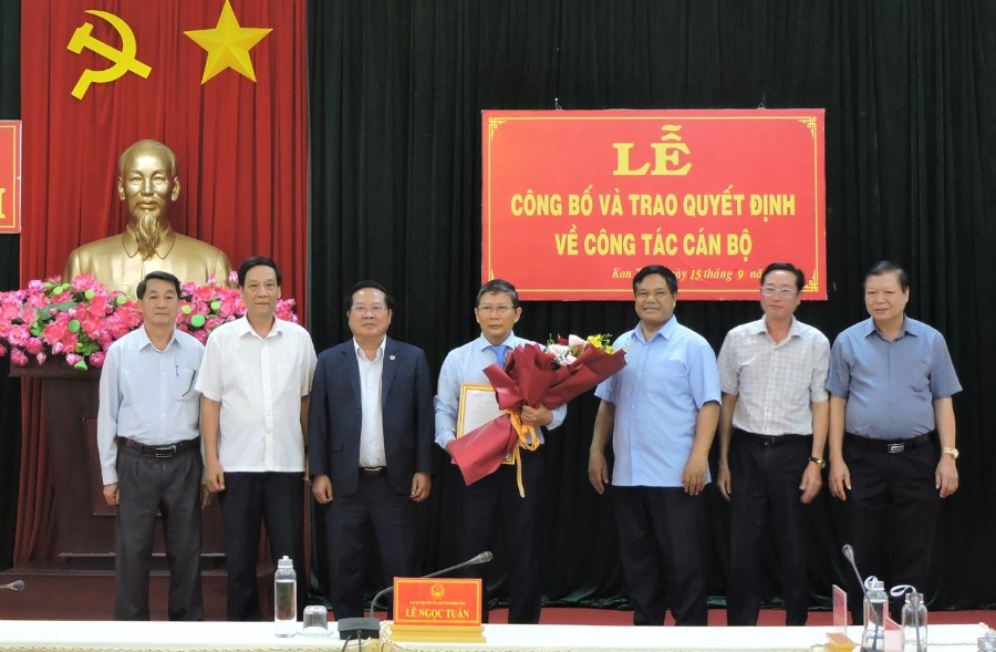 Chủ tịch UBND tỉnh Lê Ngọc Tuấn trao Quyết định và tặng hoa chúc mừng đồng chí Huỳnh Quốc Trung. (ảnh: baokontum.com.vn)
