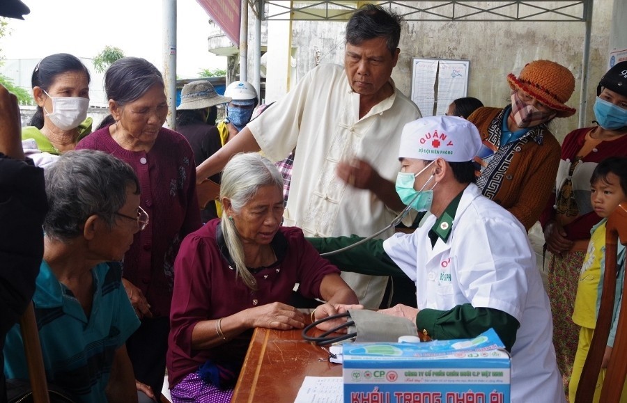 Quân y BĐBP Kon Tum khám bệnh cho người dân xã Sa Loong, huyện Ngọc Hồi