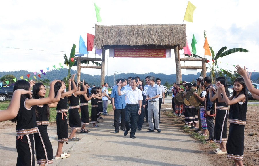 Đồng chí Bí thư Tỉnh ủy, Chủ tịch HĐND tỉnh Dương Văn Trang đến dự Ngày hội Đại đoàn kết toàn dân tộc tại thôn Măng Búk, xã Măng Búk. Ảnh: VP