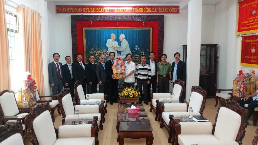 Mục sự Nguyễn Quang Đức tặng quà cho Ủy ban MTTQ Việt Nam tỉnh