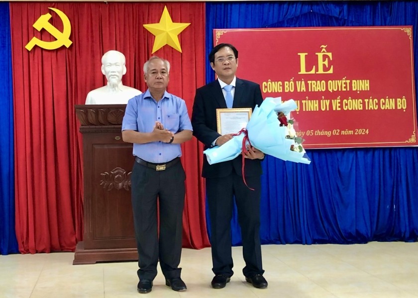 Đồng chí Phó Bí thư Thường trực Tỉnh ủy trao Quyết định và tặng hoa cho đồng chí Dương Quang Phục